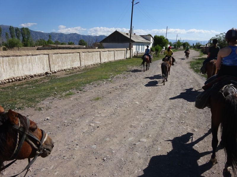 files/_uploads/2010_52q_Kyrgyzstan_d12/d12_Dorf1.jpg